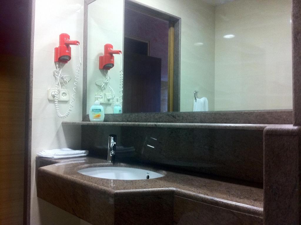 Hotel Ric Sabadell Oda fotoğraf